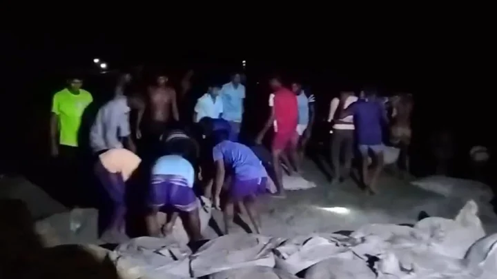 ঘূর্ণিঝড়ের সতর্কবার্তার মধ্যে সাতক্ষীরায় বেড়িবাঁধে ভাঙন, রাতভর চলে মেরামতের চেষ্টা