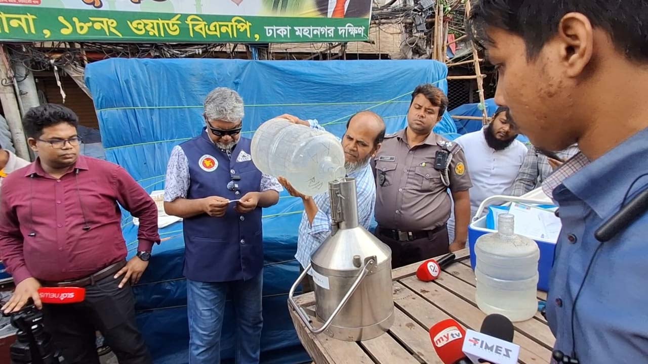 জারের পানি পরিমাপ করছেন বিএসটিআইয়ের একজন কর্মী। ছবি: সিজেডএন টোয়েন্টিফোর