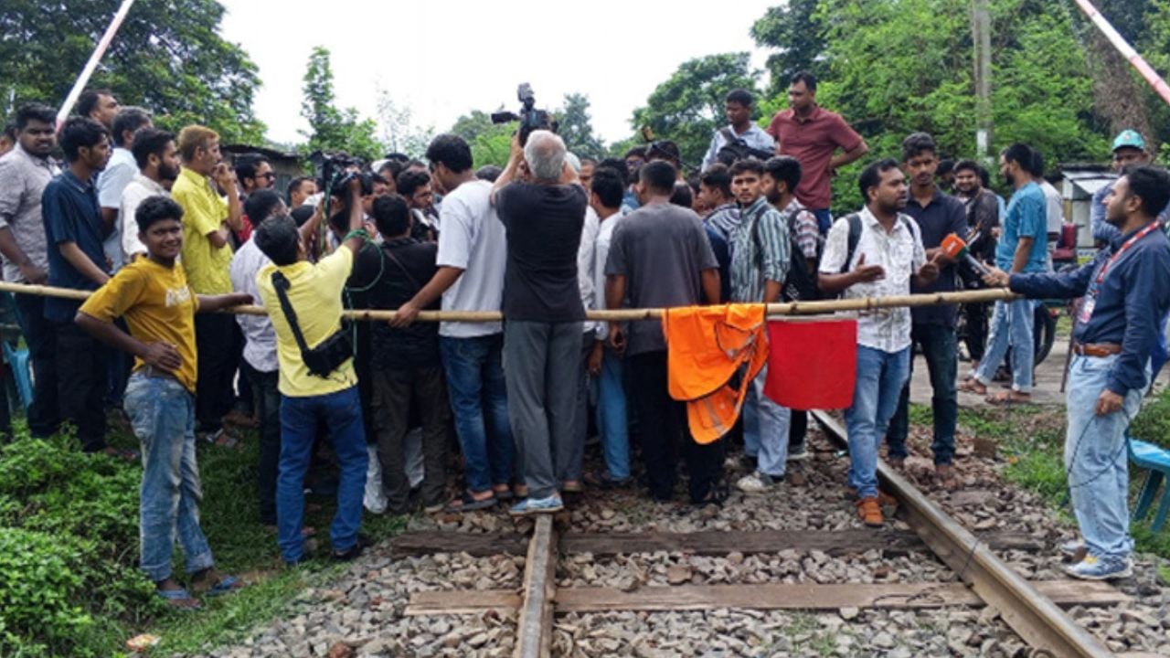 রাবি শিক্ষার্থীকে মারধরের অভিযোগে রেলপথ অবরোধ