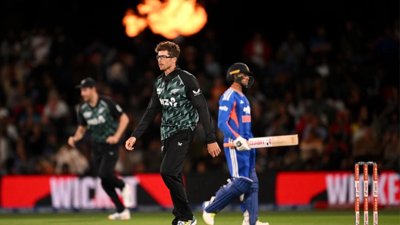 প্রথম বোলার হিসেবে ভারতের বিপক্ষে ইতিহাস গড়লেন স্যান্টনার