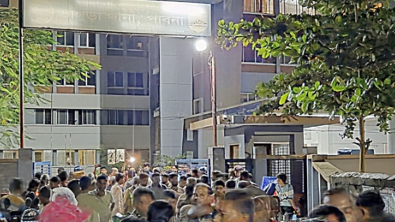 গ্রামবাসীর বিক্ষোভে যুবলীগ নেতাকে ছেড়ে দিলো পুলিশ