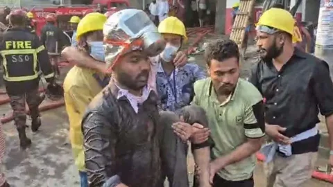 গাজীপুরে সোয়েটার কারখানার আগুন নিয়ন্ত্রণে, অসুস্থ ৭০ শ্রমিক হাসপাতালে