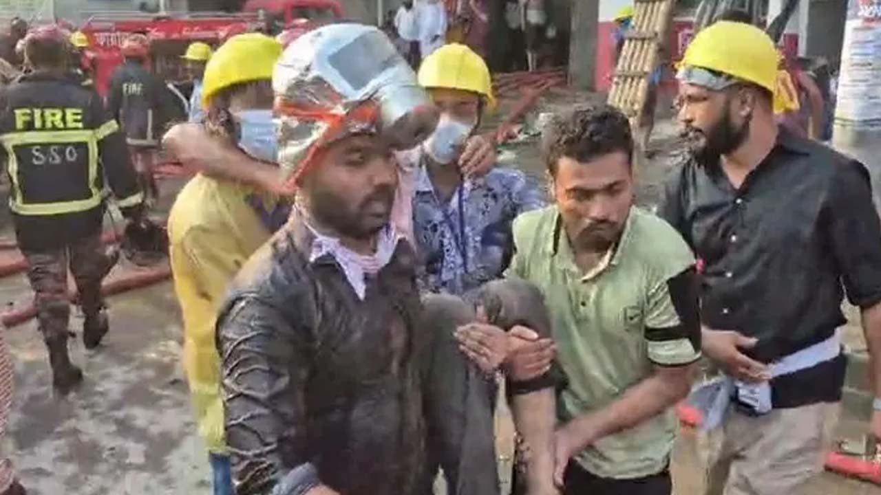 গাজীপুরে সোয়েটার কারখানার আগুন নিয়ন্ত্রণে, অসুস্থ ৭০ শ্রমিক হাসপাতালে