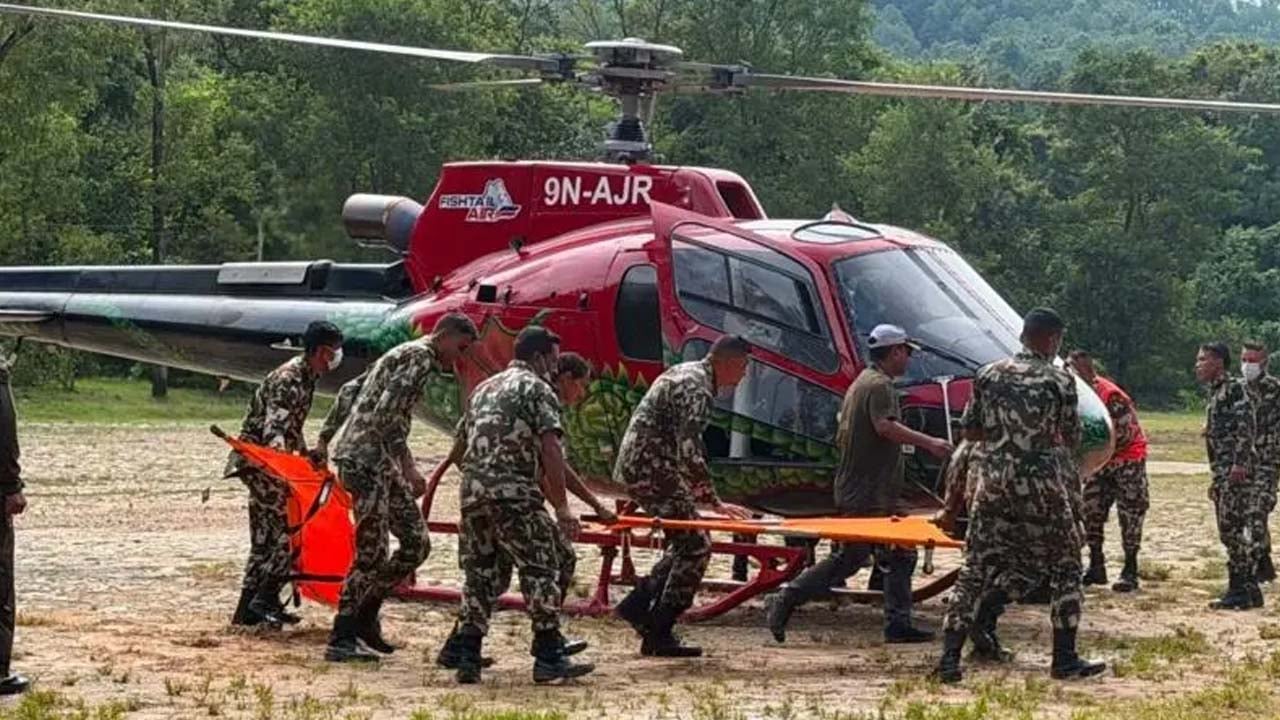 নেপালে জলবিদ্যুৎ প্রকল্পের সুড়ঙ্গ থেকে উদ্ধার করা কর্মীকে কাঠমান্ডুতে নেওয়ার জন্য হেলিকপ্টারে ওঠানো হয়। ছবি: বিবিসি নেপাল