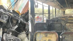 আগুনে পুড়লো জগন্নাথ বিশ্ববিদ্যালয়ের ‘নোঙ্গর’ বাস