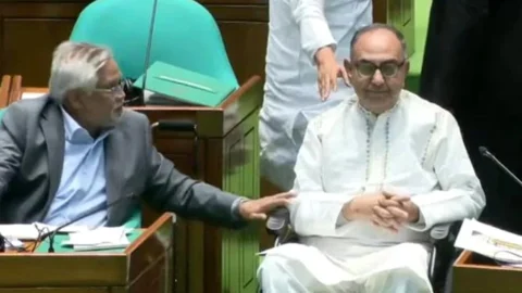 প্রথমবারের মতো সংসদে এসে কাঁদলেন মির্জা আব্বাস