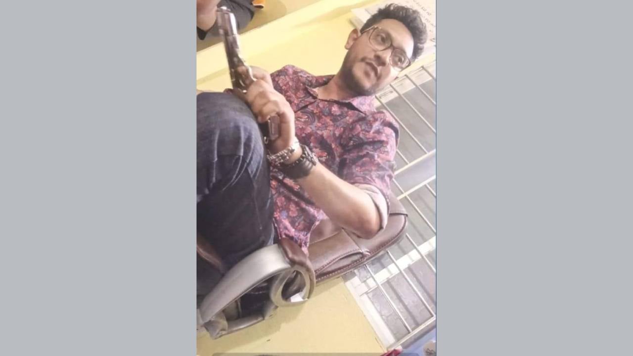 পিস্তল হাতে সাফায়েত আহমেদ