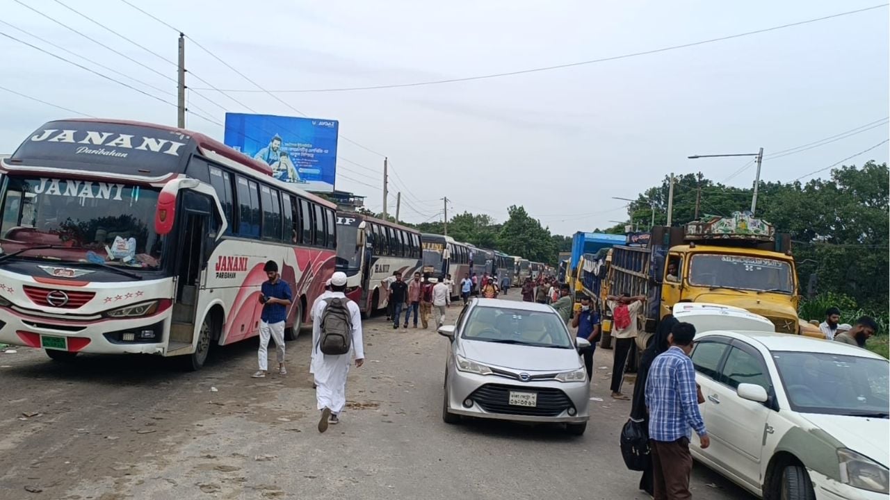 বৈরী আবহাওয়ায় ফেরি বন্ধ, ঘরমুখো মানুষের ভোগান্তি