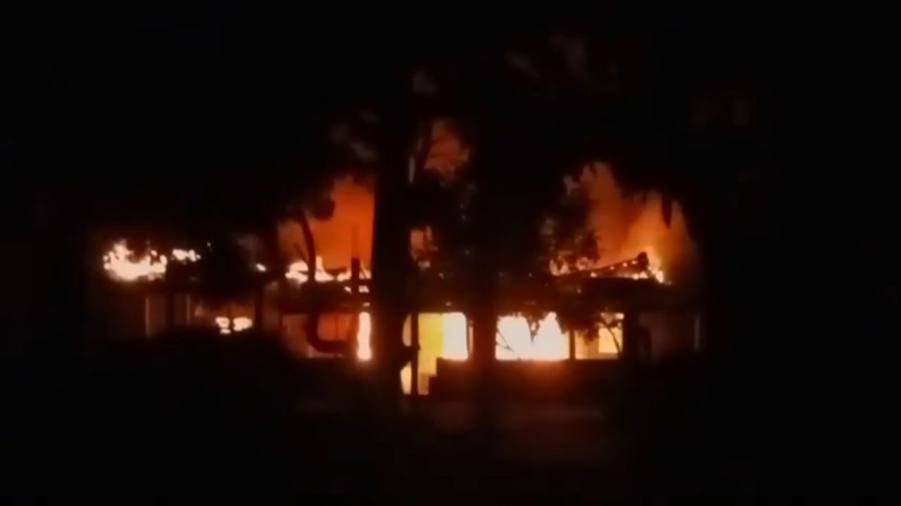 সাঘাটায় শিবির নেতা হত্যা: যুবদল নেতার বাড়িতে অগ্নিসংযোগ