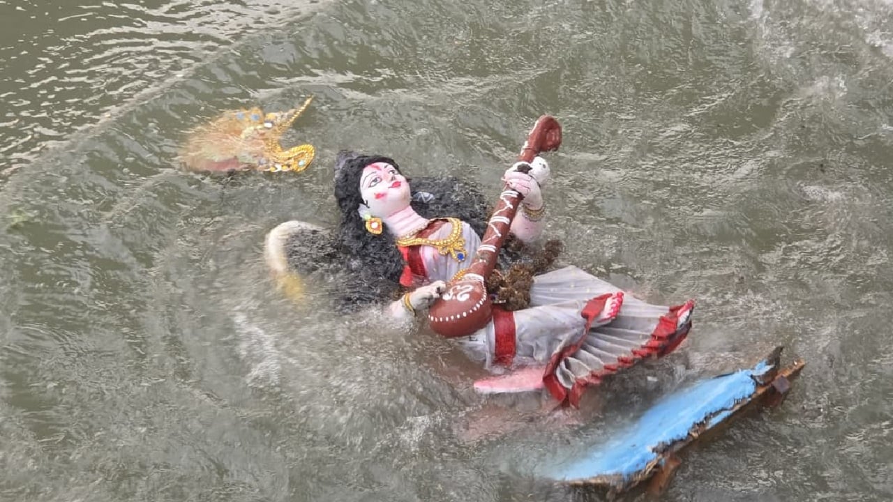নদীর পানিতে ধীরে ধীরে ডুবিয়ে দেওয়া হচ্ছে দেবী দুর্গার প্রতিমা। বিসর্জনের মধ্য দিয়ে দেবীকে বিদায় জানাচ্ছেন সনাতন ধর্মাবলম্বীরা। ছবি: সিজেডএন টোয়েন্টিফোর