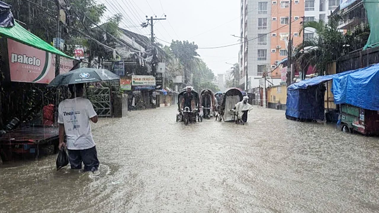 টানা বৃষ্টিতে চট্টগ্রাম এখন দুর্ভোগের নগরী