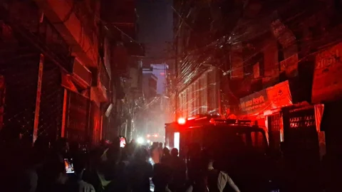 ছয় ঘণ্টায়ও নিয়ন্ত্রণে আসেনি চকবাজারের আগুন, ভবন থেকে বের হচ্ছে ধোঁয়া