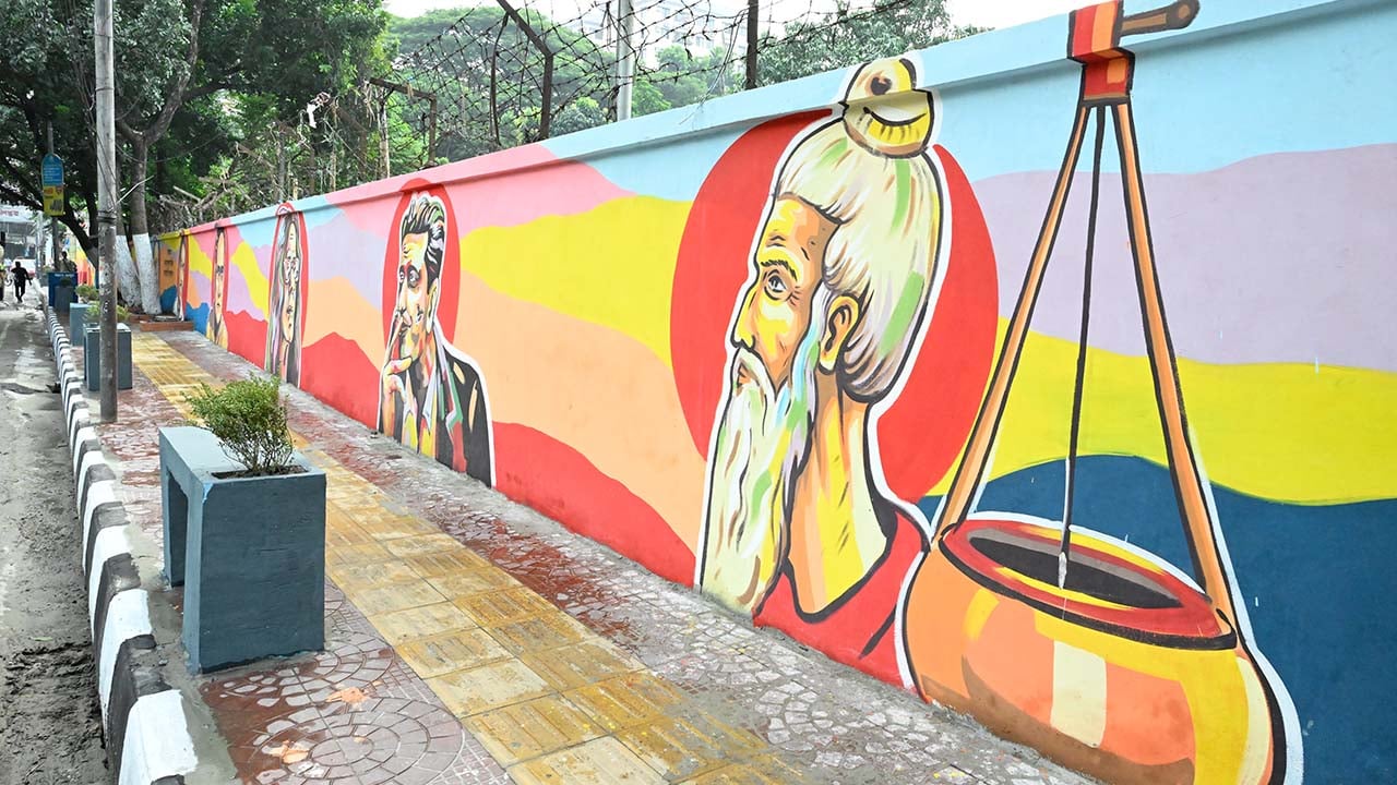 রাজধানীর সেগুনবাগিচার ফুটপাত দখলমুক্ত করার পর দেয়ালে আঁকা হয়েছে গুণী ব্যক্তিত্বদের গ্রাফিতি। ছবি: ডিএসসিসি