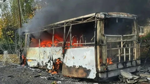 ইউক্রেনে যাত্রীবাহী বাসে রাশিয়ার বোমা হামলা, নিহত ৩০
