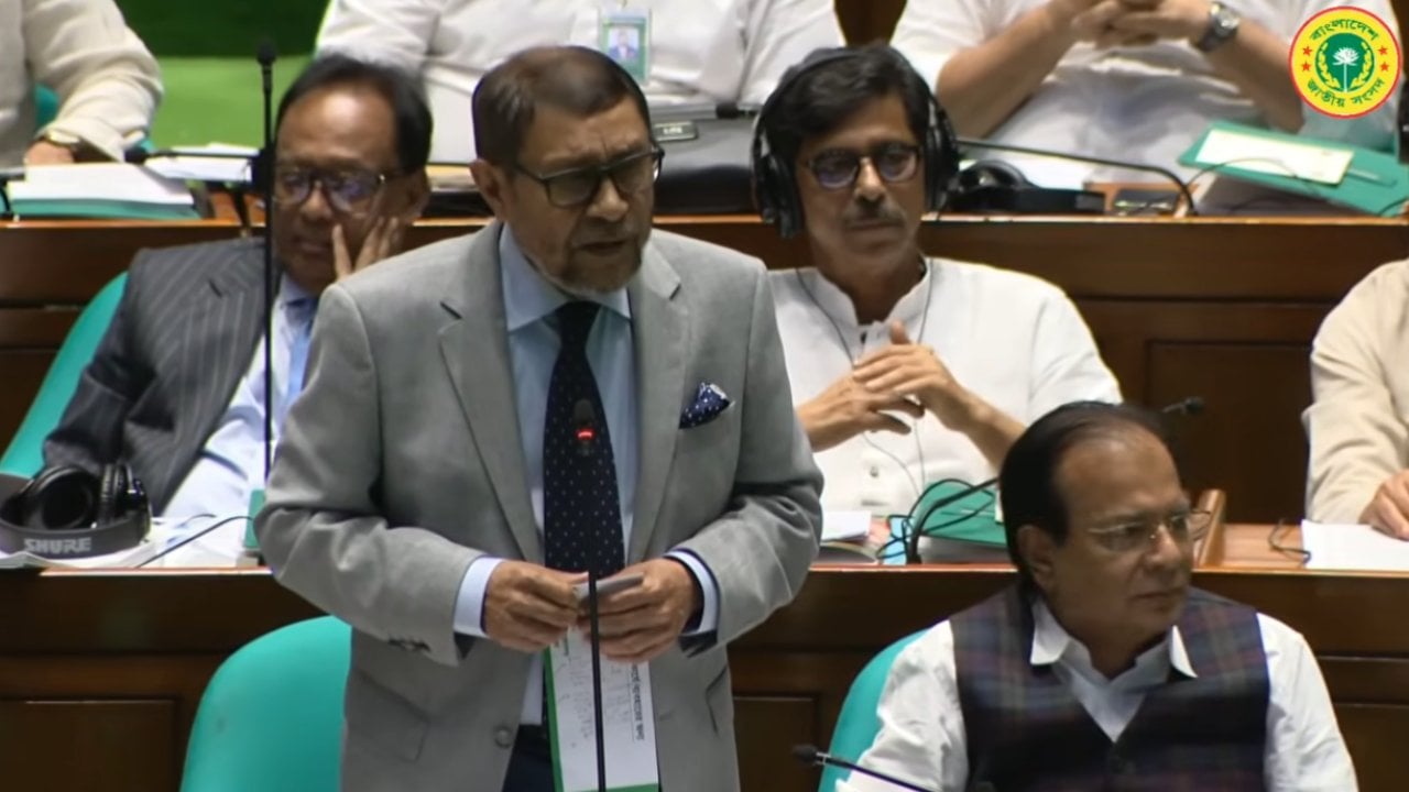 বিনা প্রেসক্রিপশনে অ্যান্টিবায়োটিক বিক্রি বন্ধে কঠোর বার্তা স্বাস্থ্যমন্ত্রীর