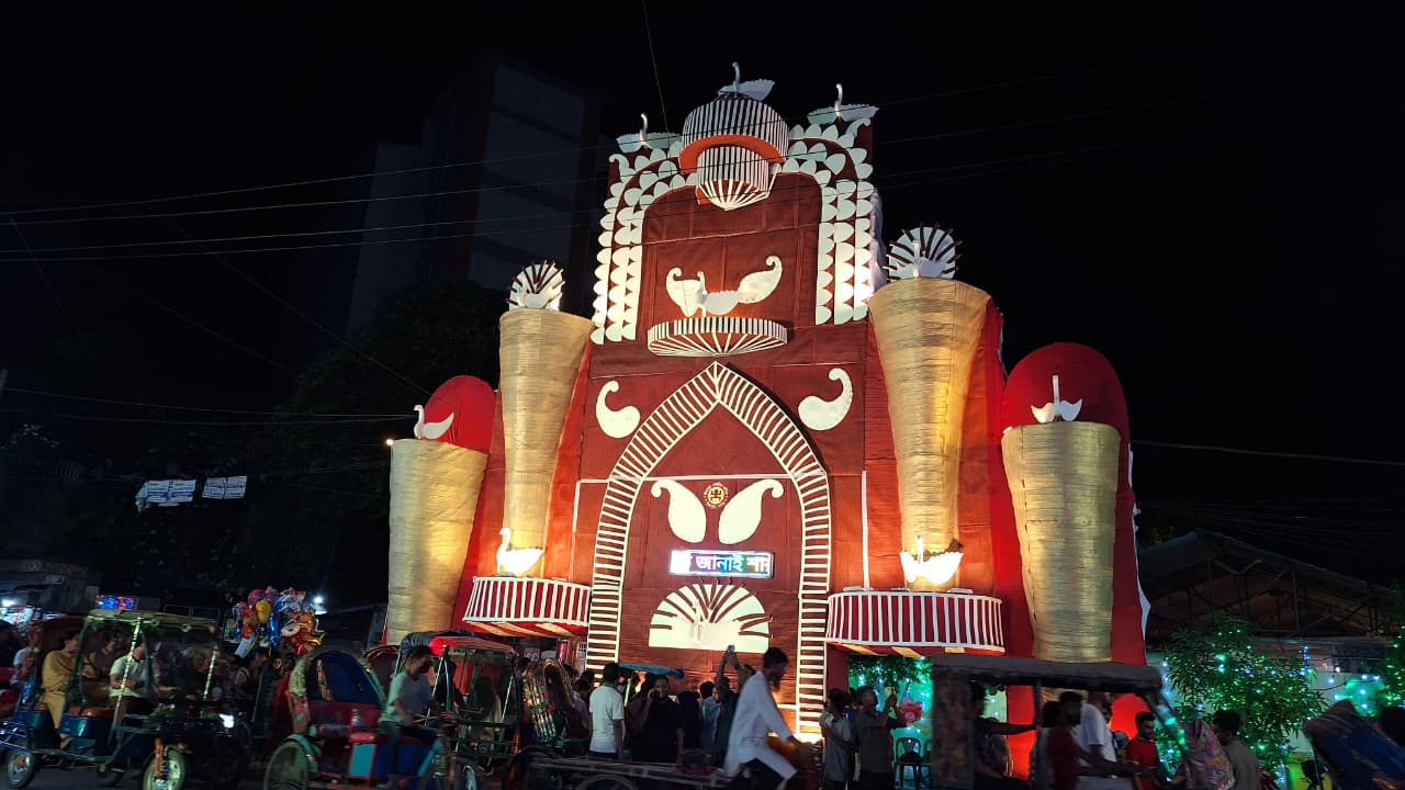 দৃষ্টিনন্দন সাজসজ্জায় শারদীয় দুর্গাপূজার মণ্ডপ। মণ্ডপের সামনে দর্শনার্থীদের ভিড়, আলোকসজ্জা আর বর্ণিল আয়োজনে মুখরিত চারপাশ। ছবি: সিজেডএন টোয়েন্টিফোর