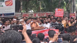 ৪ দফা দাবিতে প্রেসক্লাবের সামনে অটোরিকশা শ্রমিকদের বিক্ষোভ