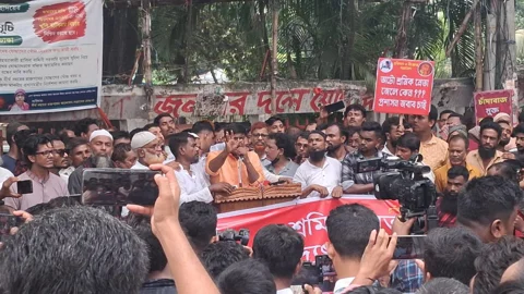 ৪ দফা দাবিতে প্রেসক্লাবের সামনে অটোরিকশা শ্রমিকদের বিক্ষোভ