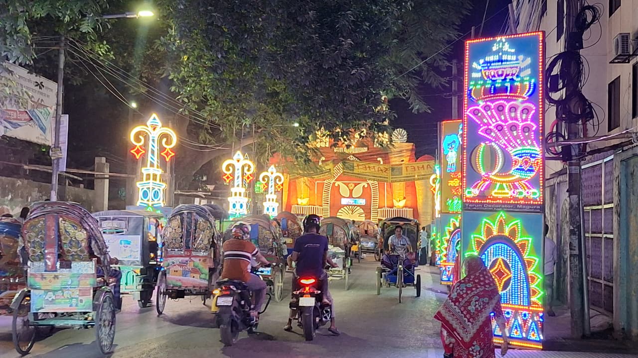 দুর্গাপূজার আনন্দে আলোকিত সড়কে বেড়েছে মানুষের আনাগোনা, যানবাহনের ভিড়ে ছড়িয়েছে উৎসবের আমেজ। ছবি: সিজেডএন টোয়েন্টিফোর