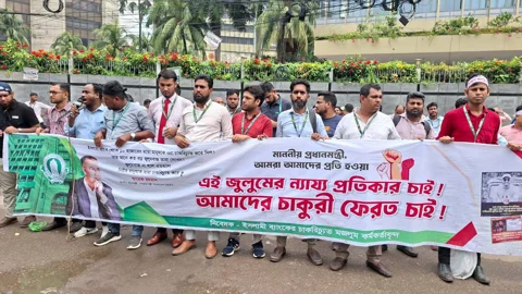 মারামারির পর বাংলাদেশ ব্যাংকের সামনে ইসলামী ব্যাংকের চাকরিচ্যুতরা