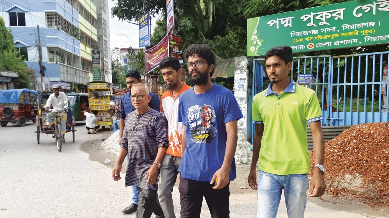 সিরাজগঞ্জে স্বজনদের সঙ্গে ফাহিম মুনতাসির