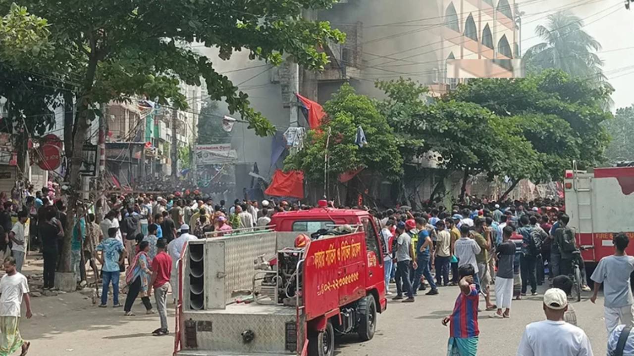 উচ্ছেদ অভিযান পরিচালনাকালে হকারদের সাথে সংঘর্ষ