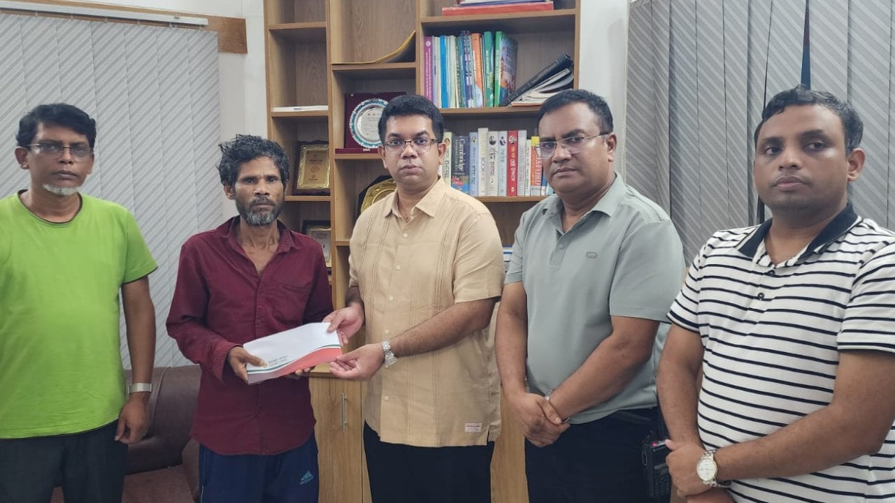 মনোহরদীতে বজ্রপাতে নিহত ৩ মাদ্রাসাছাত্রের পরিবারের পাশে উপজেলা প্রশাসন
