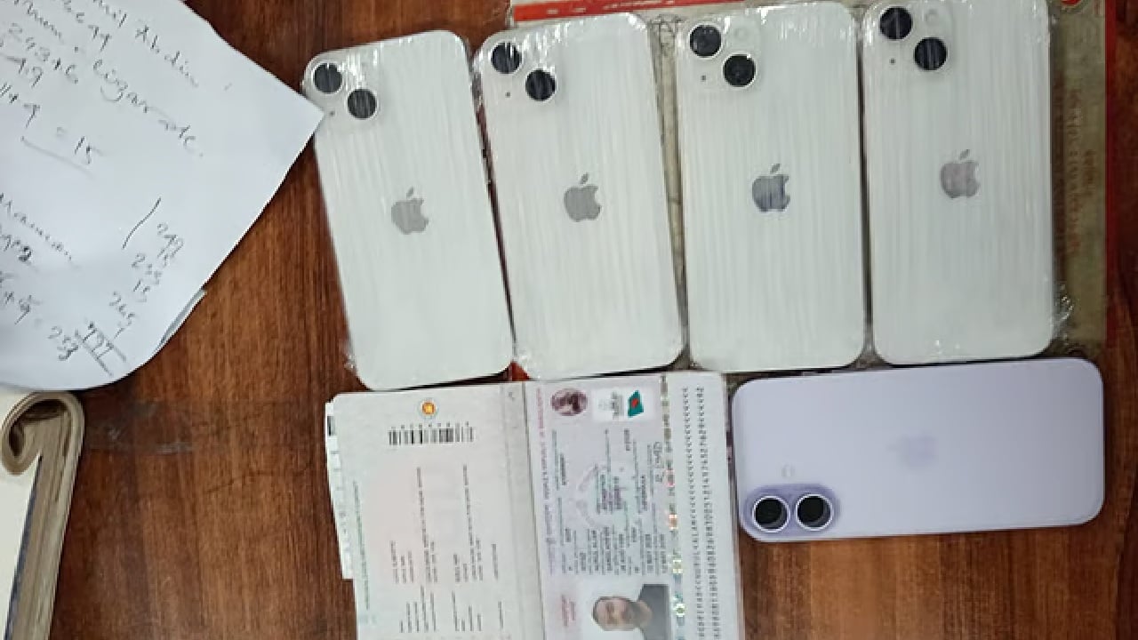দুবাই থেকে আসা যাত্রীর কাছ থেকে জব্দ করা আইফোন