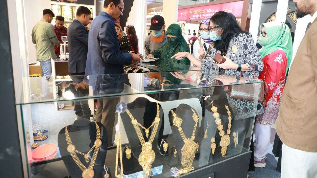 আজ যে দামে বিক্রি হচ্ছে স্বর্ণ