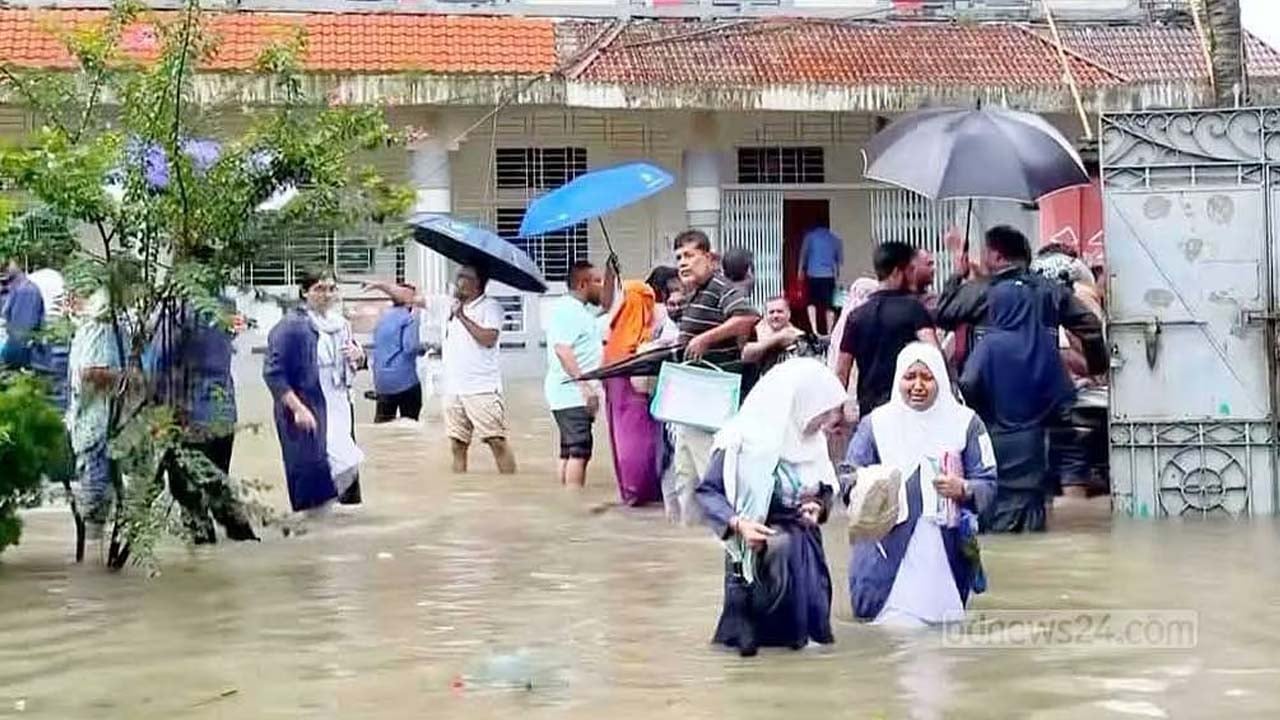 বৃষ্টিতে জলমগ্ন কুমিল্লা শহর, পরীক্ষাকেন্দ্রে হাঁটুপানি