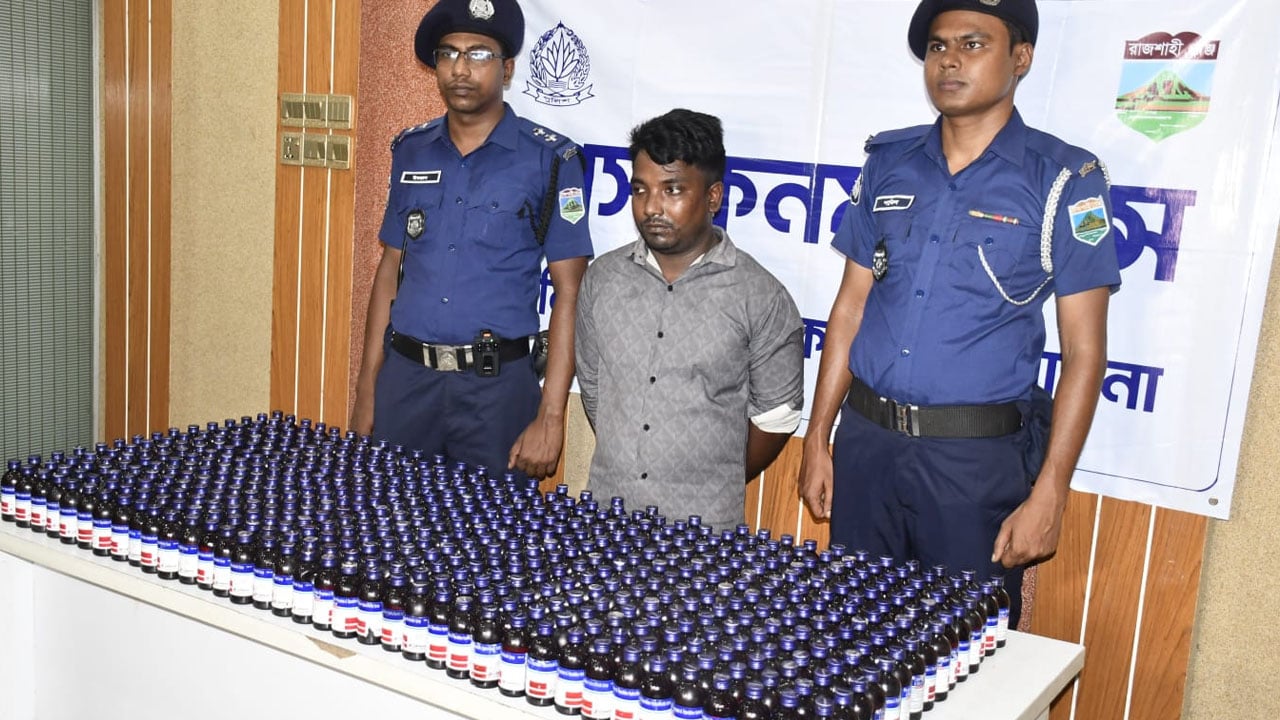 ৫০০ বোতল ফেনসিডিলসহ মাদক কারবারি আটক