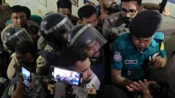 রবীন্দ্রনাথের গ্রাফিতিতে কালি: আয়াসসহ ৪ আসামি রিমান্ডে