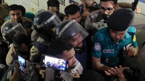 রবীন্দ্রনাথের গ্রাফিতিতে কালি: আয়াসসহ ৪ আসামি রিমান্ডে