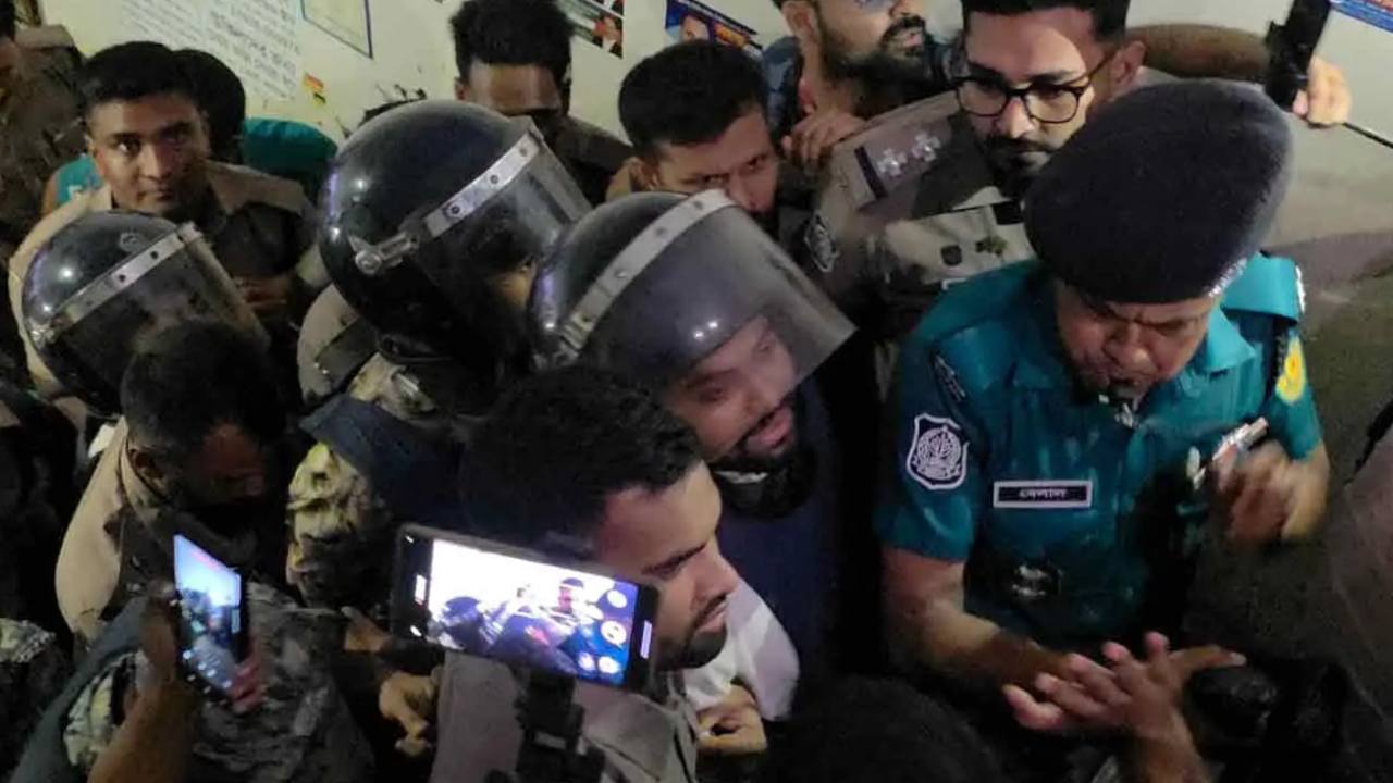 রবীন্দ্রনাথের গ্রাফিতিতে কালি: আয়াসসহ ৪ আসামি রিমান্ডে