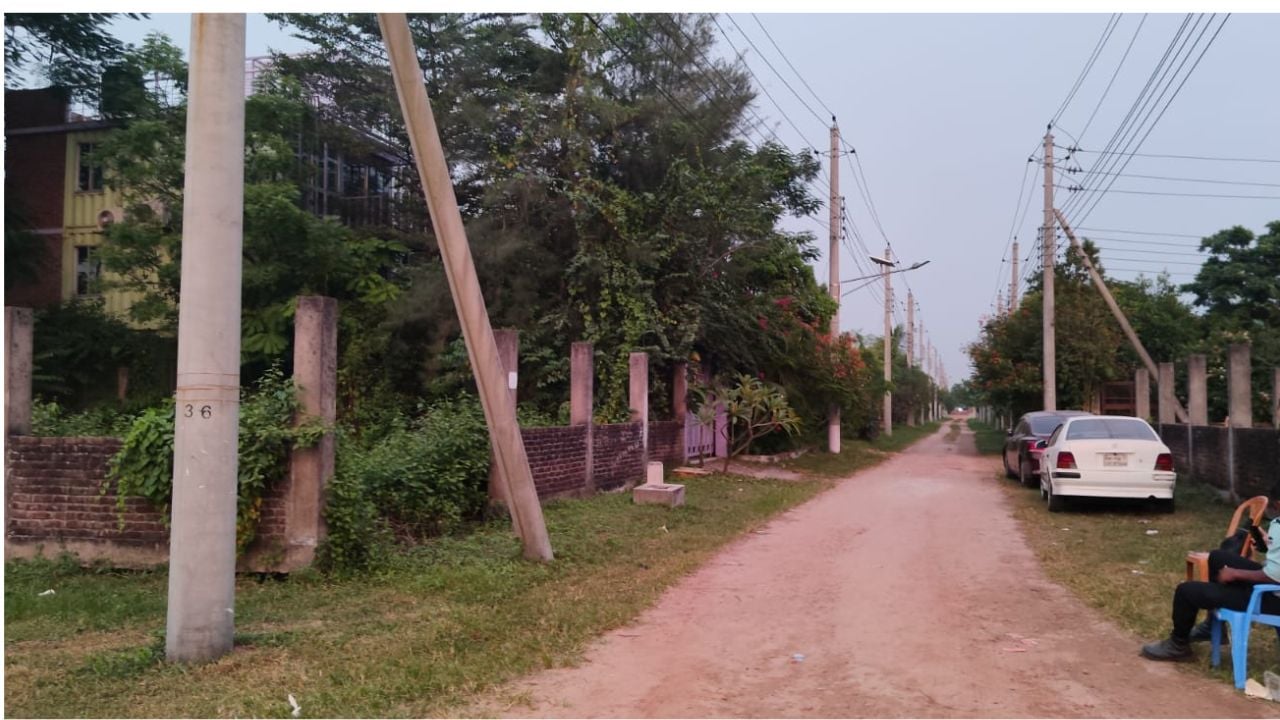 অতিরিক্ত ডিআইজি আব্দুল্লাহ আল জহিরের বাড়ির সামনে ডিজি পার্টিতে অংশ নেওয়া অতিথিদের দুটি প্রাইভেট কার পড়ে আছে। ছবি: সিজেডএন টোয়েন্টিফোর