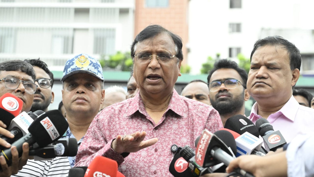 পল্টন মোড় থেকে নর্থ সাউথ রোড পর্যন্ত হকারমুক্ত ঘোষণা ডিএসসিসির