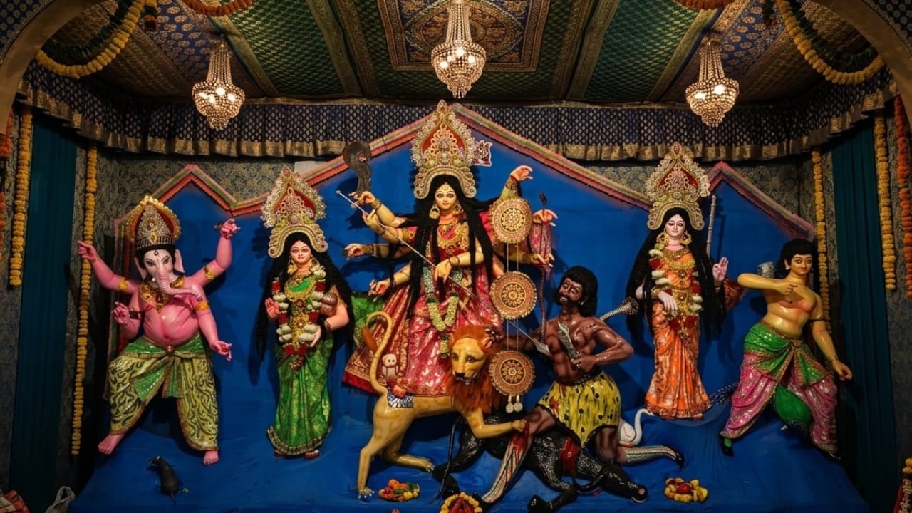 পূজায় মুখর মণ্ডপ, আজও মহাসপ্তমী
