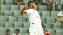 এক ওভারে দুই উইকেট তাইজুলের
