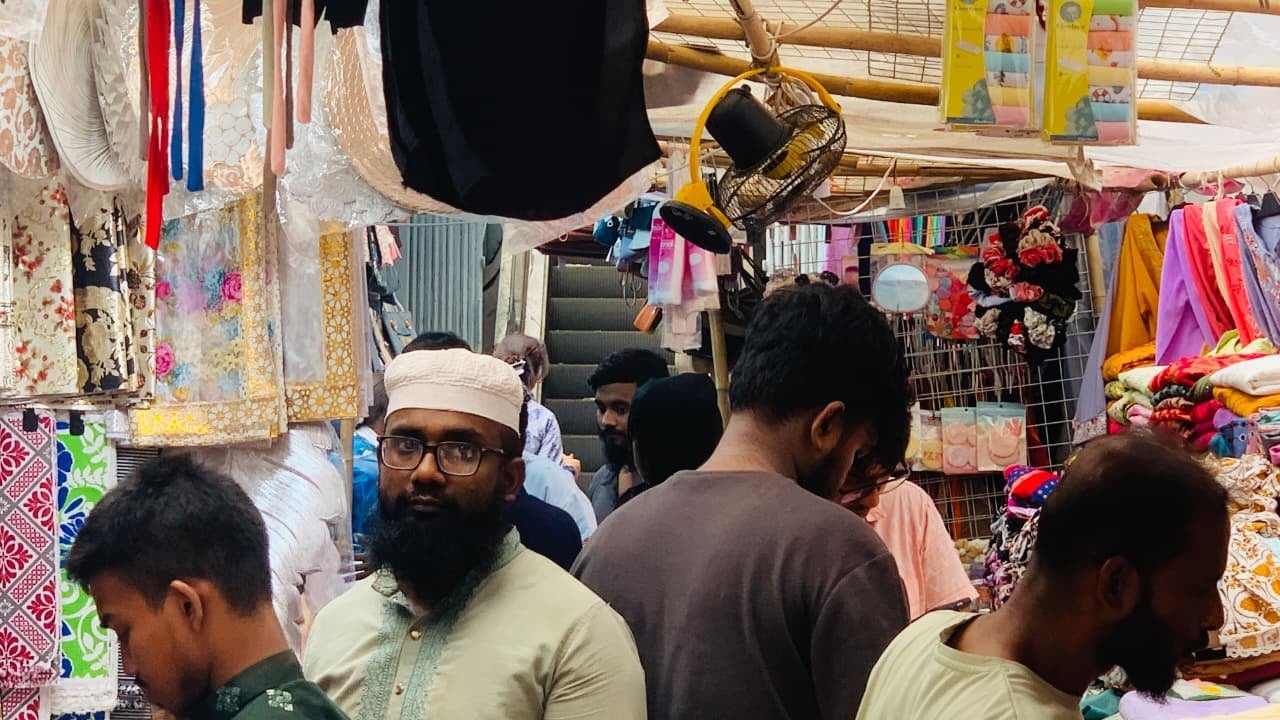 ফুটওভার ব্রিজের চলন্ত সিঁড়ির সামনে পণ্য রেখে দখল করে রাখা হয়েছে জায়গা। ছবি: সিজেডএন টোয়েন্টিফোর