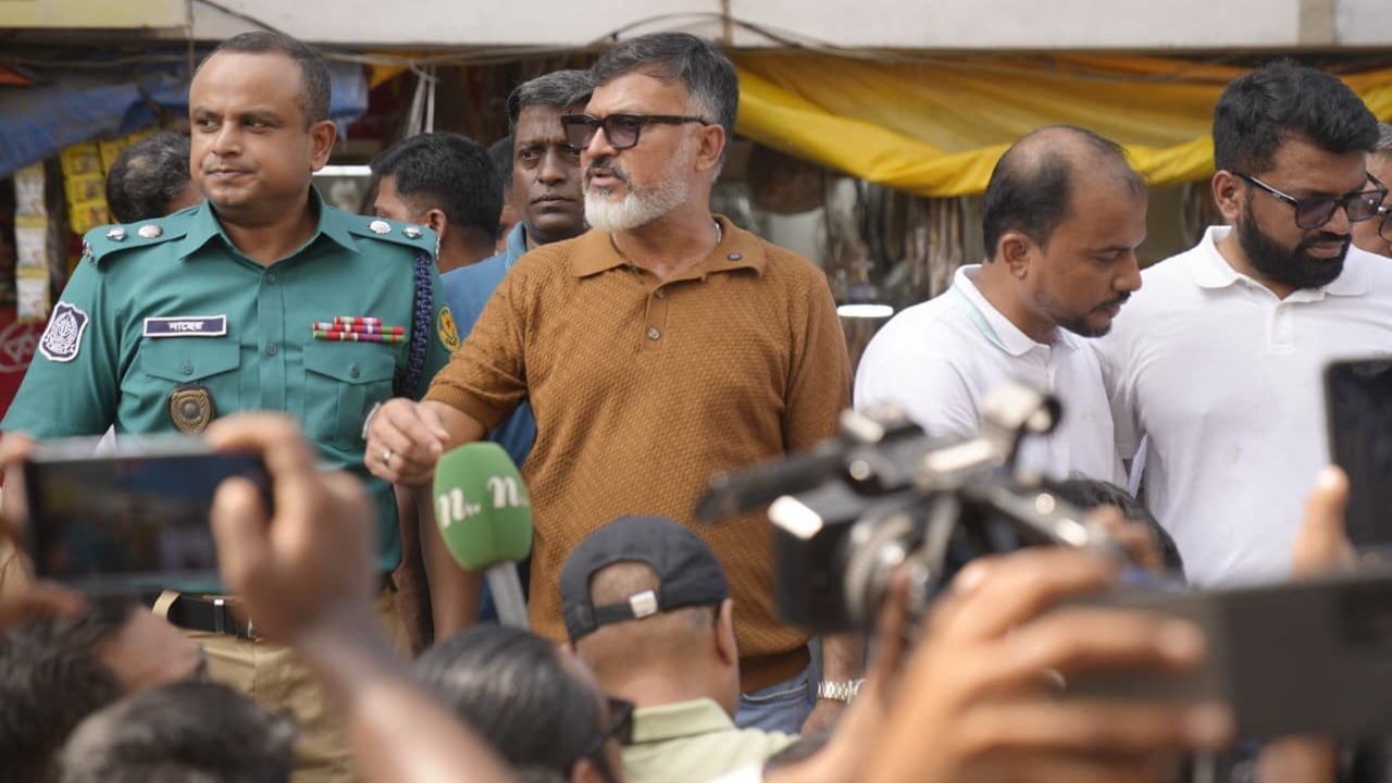 মিরপুর-১-এ ফুটপাত দখলমুক্ত করতে ডিএনসিসির অভিযান