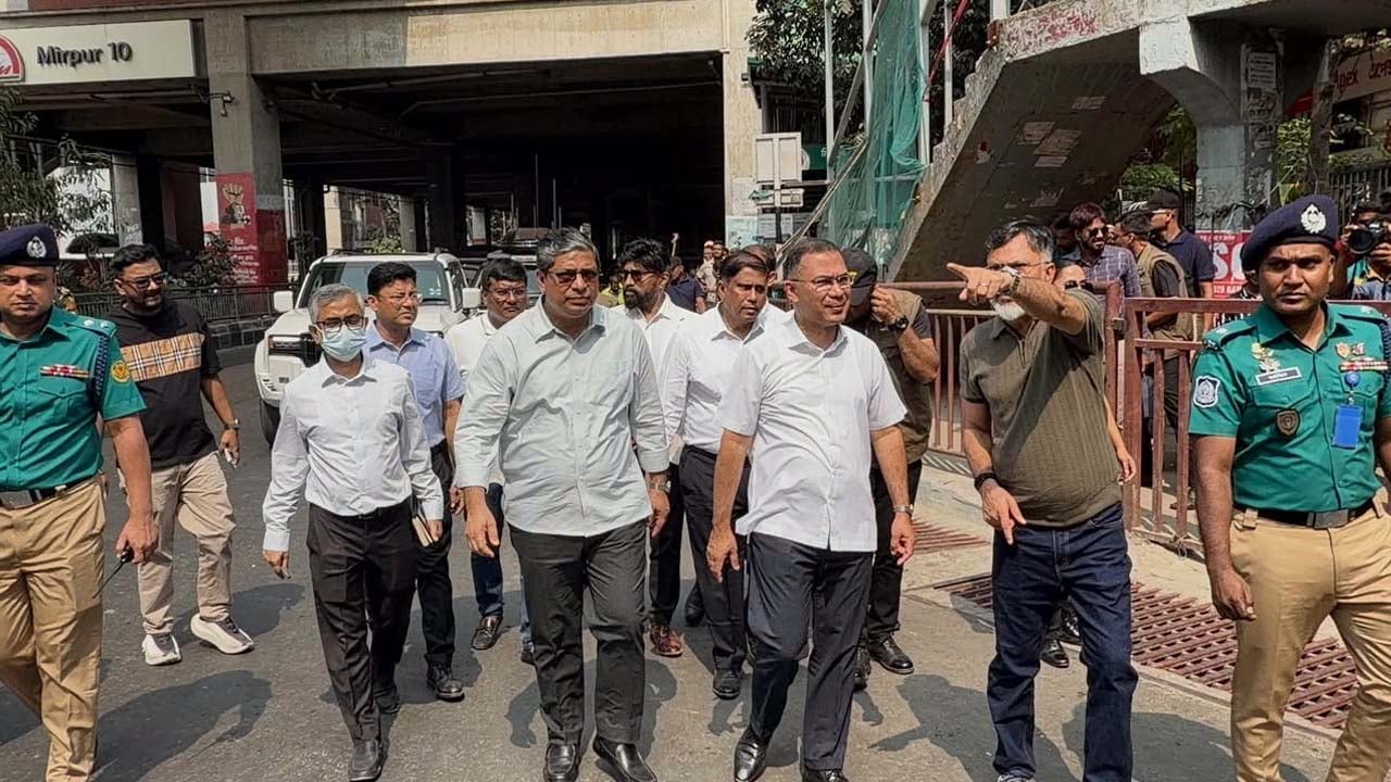 মিরপুর-১০ নম্বরে হকারমুক্ত ফুটপাত পরিদর্শন করেন প্রধানমন্ত্রী তারেক রহমান। ছবি: পিএমও