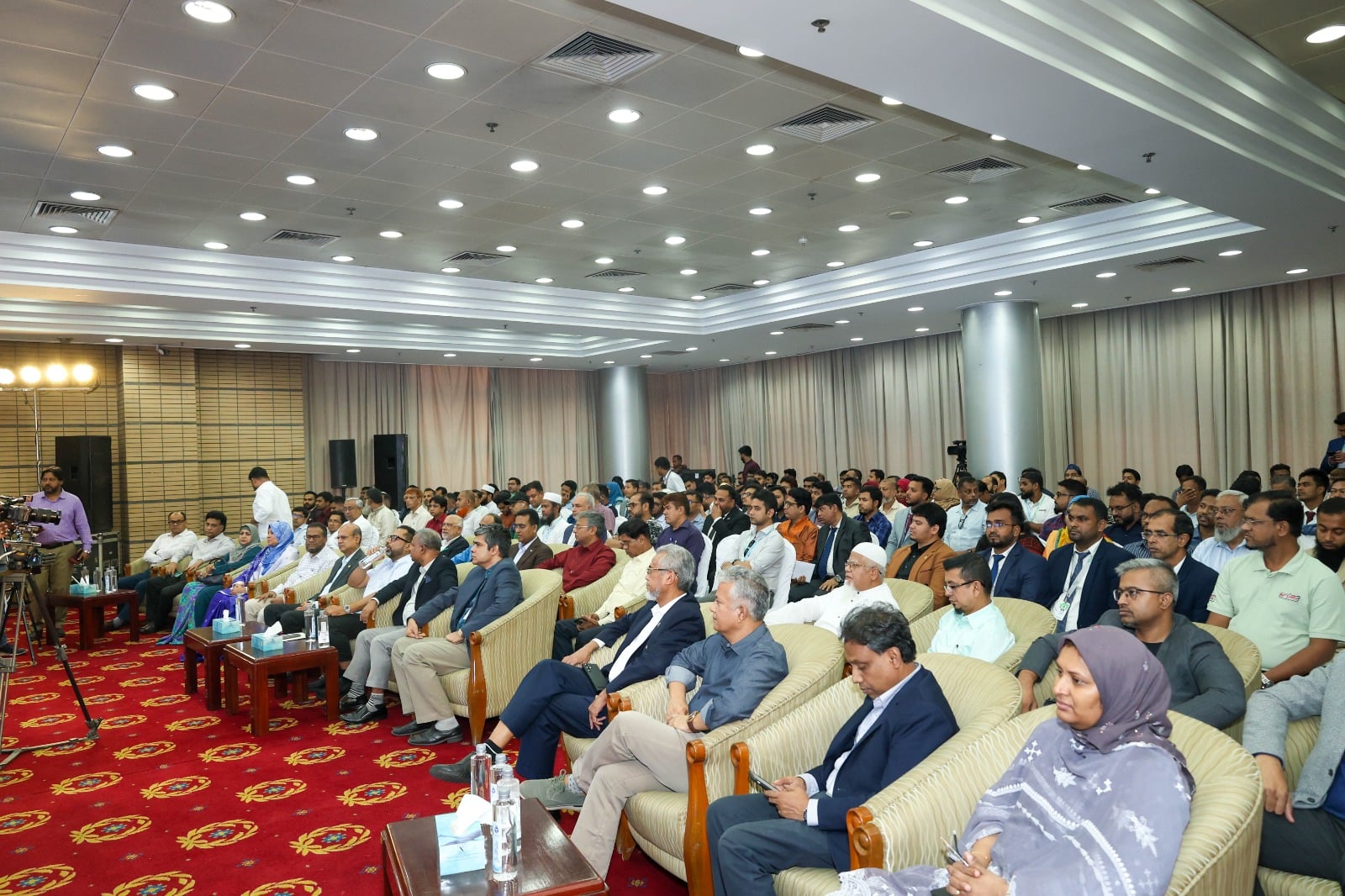 সমাপনী অনুষ্ঠানে গৃহায়ন ও গণপূর্ত মন্ত্রণালয়, রাজউকসহ সংশ্লিষ্ট দপ্তর ও সংস্থার ঊর্ধ্বতন কর্মকর্তা, আবাসন ও নির্মাণ খাতের বিভিন্ন প্রতিষ্ঠানের প্রতিনিধি এবং বিশ্ব বসতি মেলায় অংশগ্রহণকারী প্রতিষ্ঠানসমূহের প্রতিনিধিরা উপস্থিত ছিলেন।