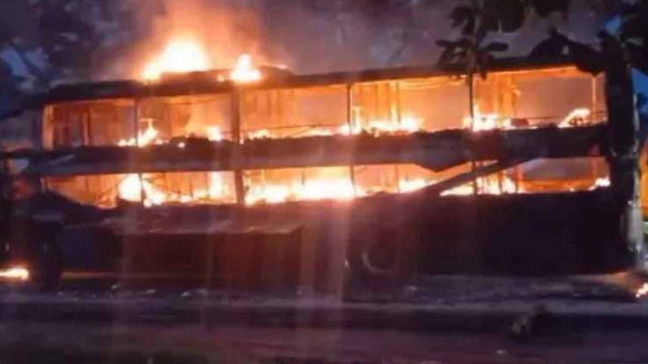 কুমিল্লায় যাত্রীবাহী স্লিপার বাসে ভয়াবহ আগুন