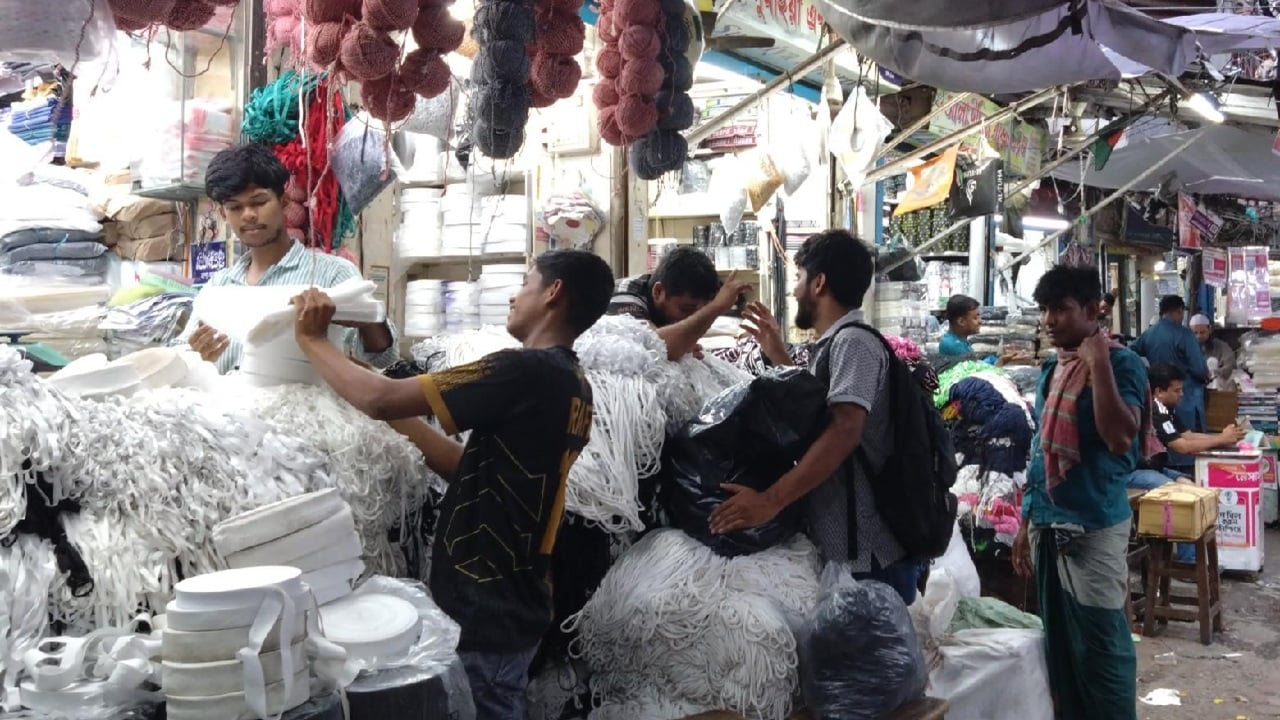সদরঘাটে ছোট বোতাম ঘিরেই বড় ব্যবসা