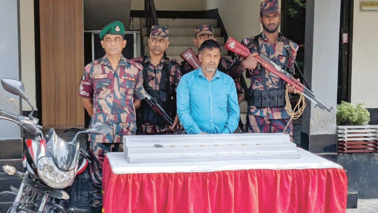 ২ কোটি টাকার স্বর্ণসহ আটক চোরাকারবারি