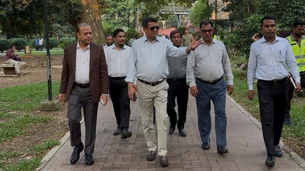 পরিদর্শনের সময় মন্ত্রী পার্কের বিভিন্ন অংশ ঘুরে দেখেন।