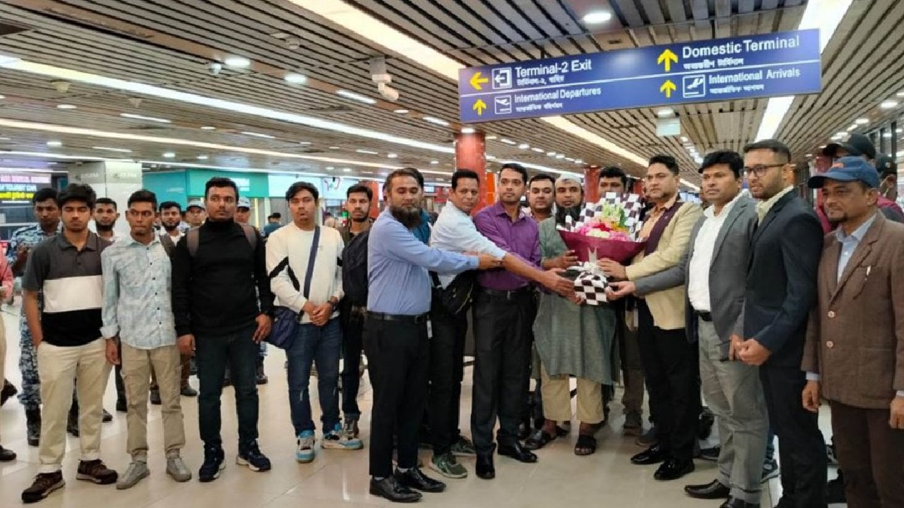 হরমুজ প্রণালিতে ১১৫ দিন আটকা, অবশেষে দেশে ফিরছেন ‘বাংলার জয়যাত্রা’র ১৭ নাবিক