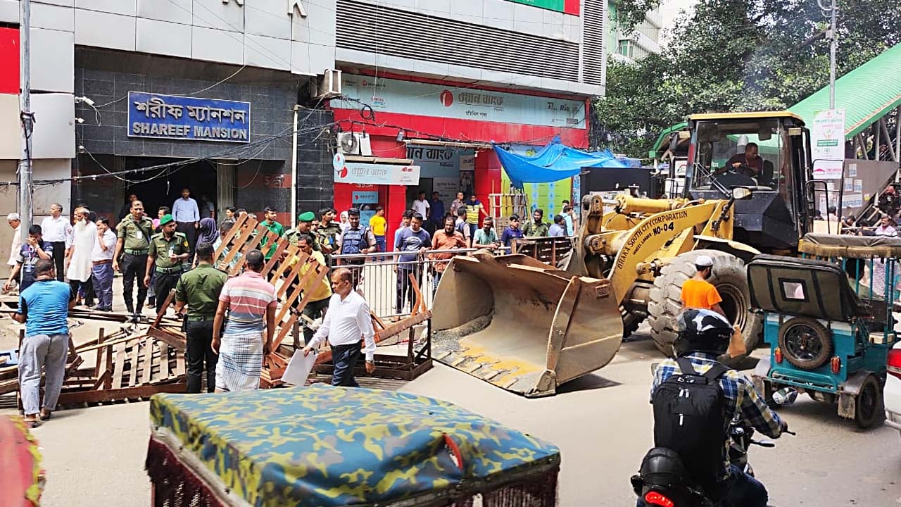 মতিঝিল মেট্রোরেল স্টেশন এলাকায় উচ্ছেদ অভিযান