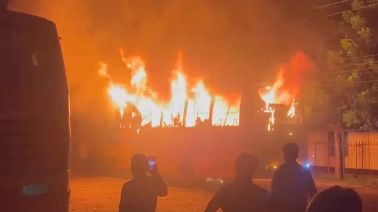 রাজবাড়ীর দৌলতদিয়া বাস টার্মিনালে মা ক্লাসিক পরিবহনের বাসে আগুন
