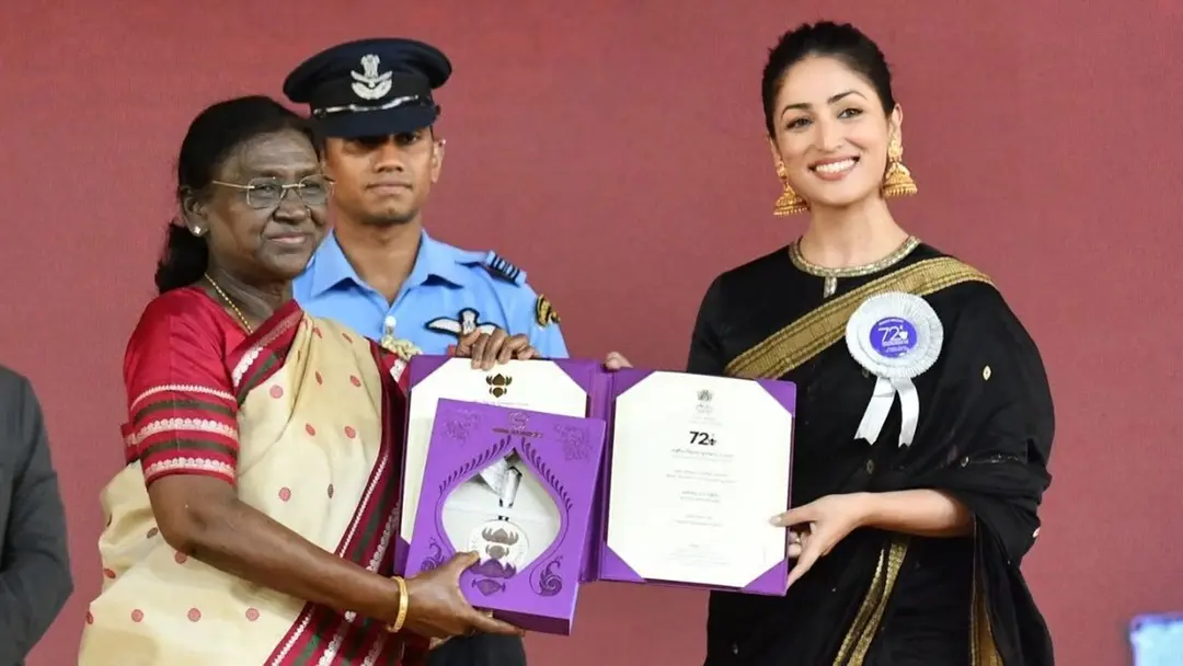 ভারতের রাষ্ট্রপতি দ্রৌপদী মুর্মুর হাত থেকে জাতীয় চলচ্চিত্র পুরস্কার গ্রহণ ইয়ামি গৌতমের